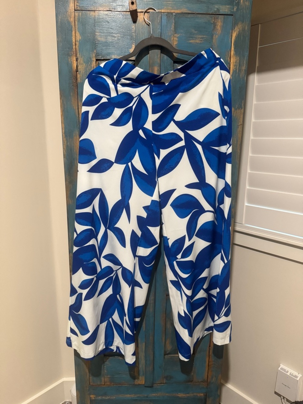 Blue & White Leaf Print Wide-Leg Pants